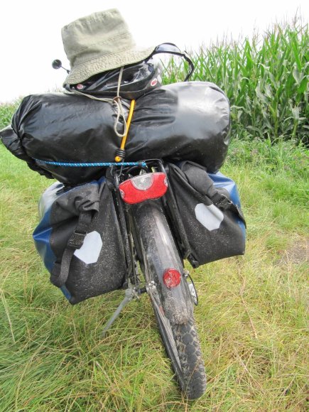 Jojo l'vélo avec son grand chapeau