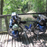 Pause déjeuner sur un petit pont ombragé