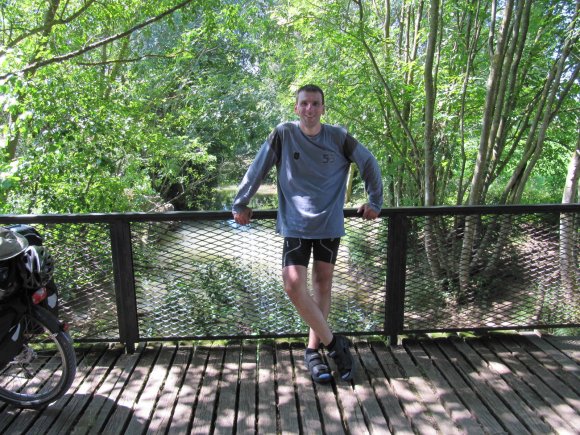 Pause déjeuner sur un petit pont ombragé