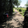 Pause déjeuner sur un petit pont ombragé