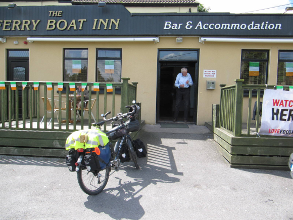 Bar devant l'embarcadère Ferry
