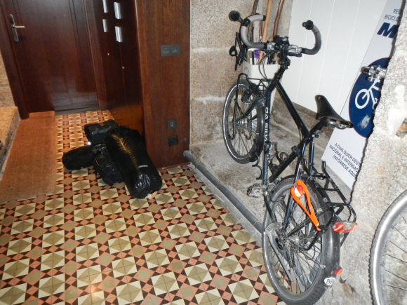 Vélo garé dans le hall de l'hôtel