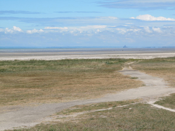 Au loin, le Mont-Saint-Michel