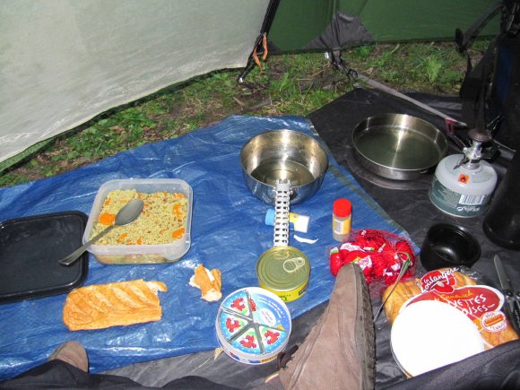 Dîner sous la tente (il pleut)