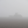 Tracteur dans le brouillard