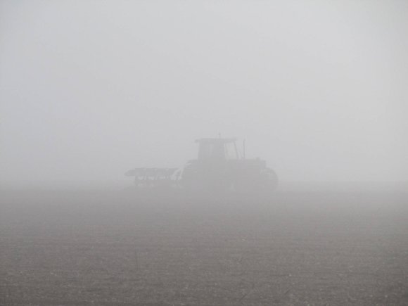 Tracteur dans le brouillard