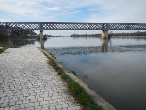 Saumur au loin